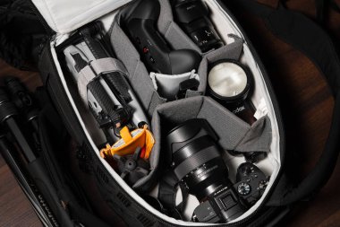 Estonya, Tallinn, 31 Ağustos 2024. Sırt çantasında fotoğraf ekipmanı, Sony Alpha 7M3 kamera, Viltrox 16mm lens, bir İHA Autel Evo Lite Plus ve Godox V1 flaş..