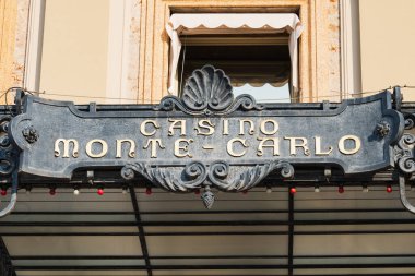 Monako 23 Temmuz 2024. Monako 'daki ünlü turistik yer Monte Carlo Kumarhanesi' dir. Fotoğrafı kapat.. 