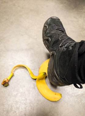 Nasıl kayarsın, siyah çizmeli bir ayak muz kabuğuna basar..