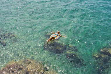 Akdeniz 'de yaz günü şişme bir yüzükle dinlenen bir kadın. Cote DAzur.
