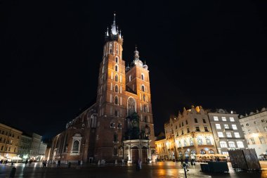 Polonya, Krakow 1 Ağustos 2023. Gotik Başyapıt: St. Mary 's Basilica at Night.