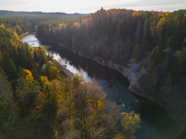 Letonya doğası, Kuku kliniği ve Gauja nehri sonbahar günü, insansız hava aracı fotoğrafı..