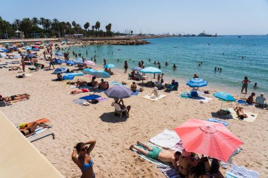 Fransa, Cannes 20 Temmuz 2024. Cannes 'ın kumlu kıyılarında güneşlenerek güneşleniyoruz..