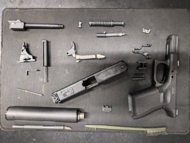 Baltık 19 Aralık 2024. İllüstrasyon başyazısı. Temizlik ve bakım. Tamamen parçalanmış bir Glock 44 tabanca.. 
