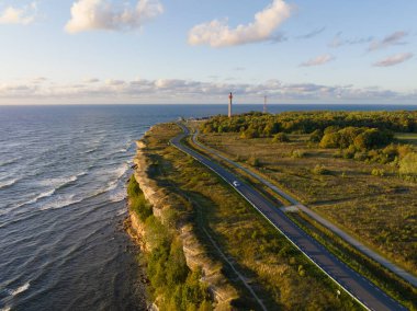 Kıyı yolu boyunca manzaralı bir yolculuğa çıkın, nefes kesen uçurumlar ve yol gösteren tarihi bir deniz feneri. 