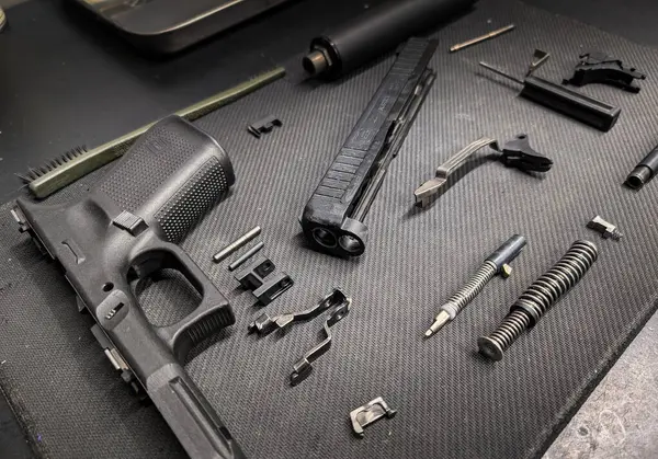 Baltık 19 Aralık 2024. İllüstrasyon başyazısı. Temizlik ve bakım. Tamamen parçalanmış bir Glock 44 tabanca. Kapat..