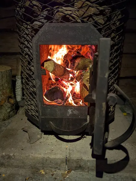 Modern bir ocakta çıkan yangın ormandaki rahat bir kulübeyi aydınlatarak medeniyetten uzakta sıcak bir atmosfer yaratıyor..