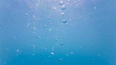 Verdon Gölü 'nün turkuaz yüzeyi: hava kabarcıkları, ışık ve gölge oyunları, büyüleyici manzara. 