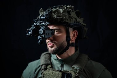 Karanlıkta modern dürbünü kullanan özel bir kuvvet askeri. Kapat..