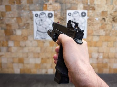 Baltık Tarihi 30 Aralık 2024. Kırmızı nokta görüşlü ve haydut şekilli hedeflere el fenerli taktiksel Glock 19 tabancasıyla ateş etmek.. 