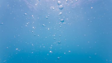 Verdon Gölü 'nün turkuaz yüzeyi: hava kabarcıkları, ışık ve gölge oyunları, büyüleyici manzara. 