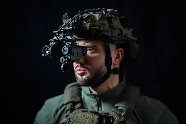 Karanlıkta modern dürbünü kullanan özel bir kuvvet askeri. Kapat..