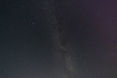 Gece gökyüzü sayısız yıldızla kaplıydı, Samanyolu 'nun parlak şeridi tüm gök küreye yayılıyordu. Kozmik ihtişamın nefes kesici bir görüntüsü, astronomi, uzay keşfi ve ikiyle ilgili projeler için mükemmel bir görüntü.