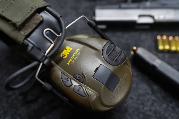 Baltık 6 Ocak 2025. Aktif kulaklıklar Peltor 3 metre sportmence, yakın çekim fotoğraf.