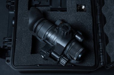 Dayanıklı koruyucu bir durumda modern askeri gece görüşü monoküler. Fotoğrafı kapat..