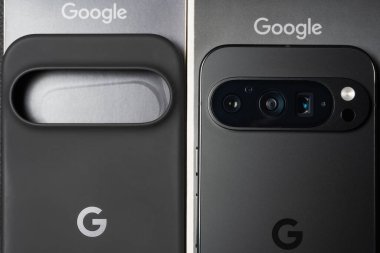 09 Ocak 2025 - Tallinn, Estonya - Google Pixel 9 Pro ve orijinal bir siyah koruyucu çanta.