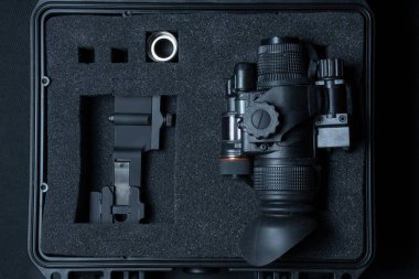 Dayanıklı bir koruyucu çantada tek gözlü kompakt gece görüşü. Düşük ışık koşullarında gözlemlemek ve yüksek hareketlilik sağlamak için ideal bir çözüm..