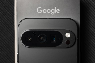 09.01.2025, Tallinn, Estonya. Google Pikseli 9 Pro kamera modülünün yakınlaştırılması üçlü lens kurulumunu gösterir.