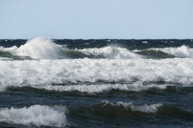 Huzursuz Baltık Denizi. Estonya açıklarında beyaz ibikli dalgalar.