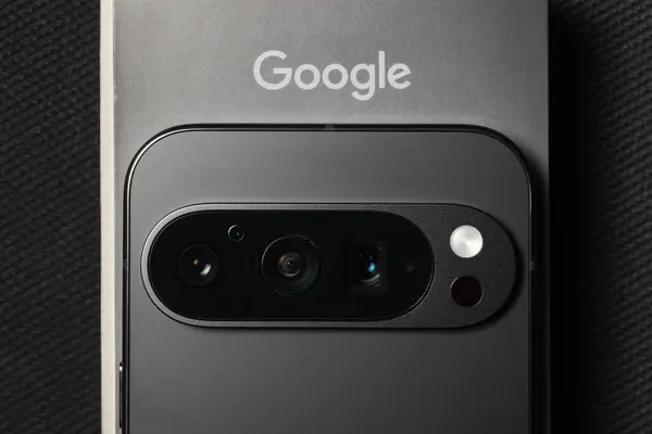09.01.2025, Tallinn, Estonya. Google Pikseli 9 Pro kamera modülünün yakınlaştırılması üçlü lens kurulumunu gösterir.