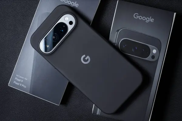 09 Ocak 2025 - Tallinn, Estonya - Google Pixel 9 Pro kutunun üzerindeki siyah koruyucu çantada.
