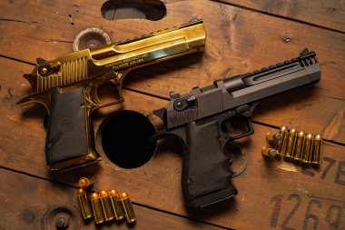 Baltık 10 Ocak 2025. Genellikle bilgisayar oyunlarında bulunan havalı silahlar, iki Desert Eagle tabancası, 50 kalibre ve 44 Magnum..