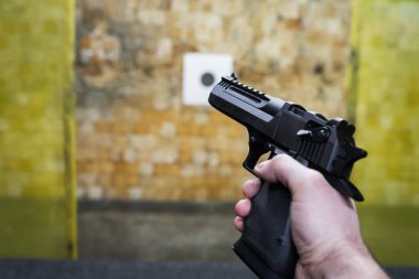 Atış poligonunda bir adamın elinde 44 kalibrelik güçlü bir tabanca..