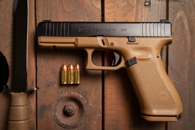 Baltık 10 Ocak 2025. Taktik tabanca Glock 17 ve ordu bıçağı Glock 81.