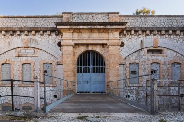 Fransa, Nice, 24 Temmuz 2024 - Mont-Chauve-d 'Aspremont Kalesine giriş, 19. yüzyılda Alpler' de İtalyan ordusuna karşı savunma amacıyla inşa edildi..