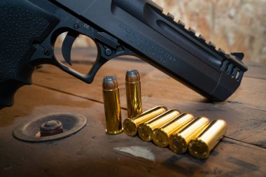 Baltık 10 Ocak 2025. Serin Çöl Kartalı 44 magnum tabanca titanyum rengi namlu freni ve güçlü cephaneyle. 