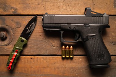 Baltık 10 Ocak 2025. Meşru müdafaa için en popüler tabanca Glock 43x momo kırmızı nokta görüşlü ve taktik katlama bıçaklı..