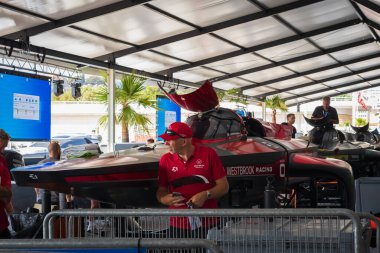 Monako, 24 Temmuz 2024: Yarış ekibi yarışma için titizlikle bir sürat teknesi hazırlıyor.