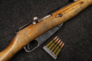 İkinci Dünya Savaşı 'ndan kalma klasik bir Rus tüfeği ve 7.62x54R fişekli bir şarjör..