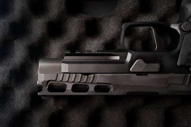 Slaytta yuvaları olan taktik modern tabanca, yakın plan fotoğraf.. 