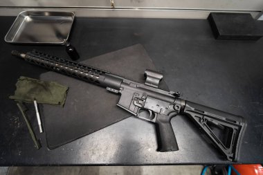 Tüfek Ar 15, silah atölyesinde kırmızı nokta, masanın üstünde, yakın plan fotoğraf..