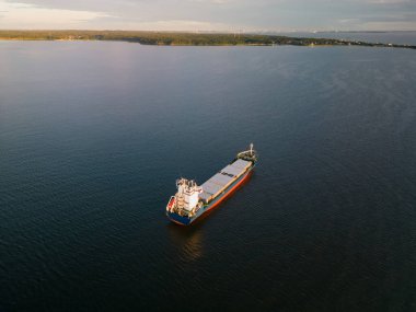 Boş dev: boş konteynır gemisi Estonya açıklarında Baltık Denizi 'ne yelken açıyor, insansız hava aracı bakış açısı..