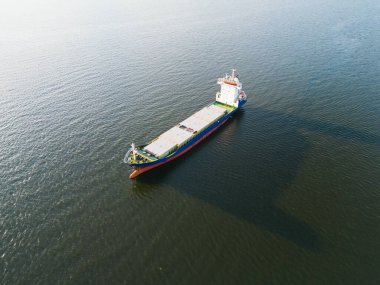 Boşaltılmış konteynır gemisi Baltık Denizi 'ni geçiyor. Bir İHA 'dan hava görüntüsü.