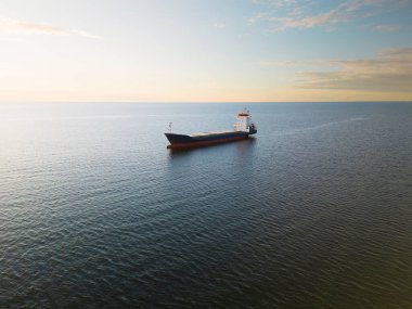 Boş deniz kargo gemisi: boşaltılmış konteyner gemisi Estonya açıklarında Baltık Denizi 'ne yelken açıyor, insansız hava aracı bakış açısı..