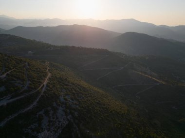 Şafak vakti Champagne dağlarının panoramik manzarası. Fransa. Gün doğumu, dağ manzarası.