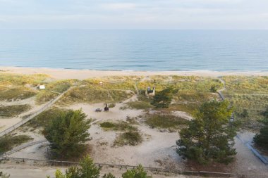 Perakula sahilinde yaz sabahı: Kum tepeleri, deniz ve Estonya 'da huzurlu bir sahil manzarası..