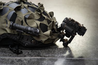 Baltık 4 Şubat 2025. Termal görüntüleme monoküler Flir Breach PTQ 136 ve IR el feneri ile donatılmış taktik kask. Fotoğrafı kapat..