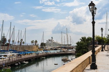 Atina, Yunanistan, 25 Ekim 2023 - Alimos Marina 'da demirlemiş lüks yatlar ve yelkenliler. 