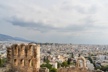 Antik kalıntılar ve modern şehir: Akropolis, Atina 'dan panoramik manzara.
