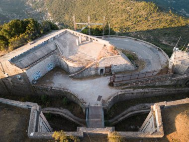 22 Temmuz 2024 - Fort Mont Alban, Nice, Fransa: Tarihi askeri kale, surlar, sığınaklar ve terk edilmiş avlu.