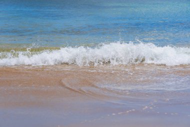 Bir huzur hissi: dalgaların sesi ve sıcak kum yaz saadeti atmosferi yaratır..
