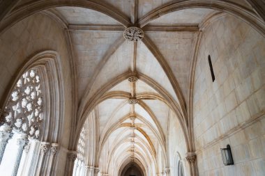Gotik Majesteleri: Portekiz 'deki Batalha Manastırı' nın Tonozlu Kemerleri.