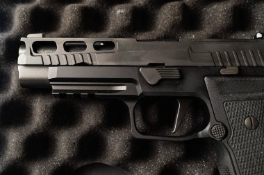 Hafif kaydırak ve yakın çekim fotoğraflı modern taktik tabanca.. 