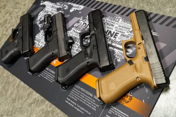 Baltık, 17 Şubat 2025. Glock tabancalarının farklı modelleri.