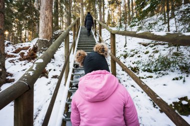 Estonya 'daki Taevaskoja Parkı' nda annesinin arkasındaki tahta merdivenden bir çocuk çıkıyor..