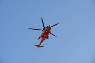 Estonya Hava Kuvvetleri helikopteri, en alttaki mavi gökyüzünde uçarken.